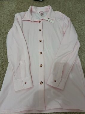 New Victoria’s Secret pink button
up top sz S